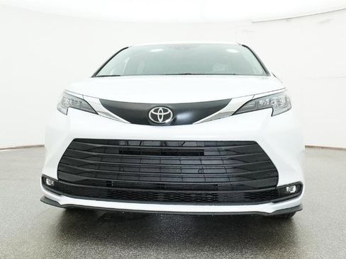 New 2026 Toyota Sienna XLE FWD image 13