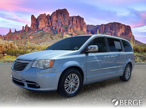 Used 2013 Chrysler Town & Country Touring-L w/ Driver Convenience Group FWD image 2