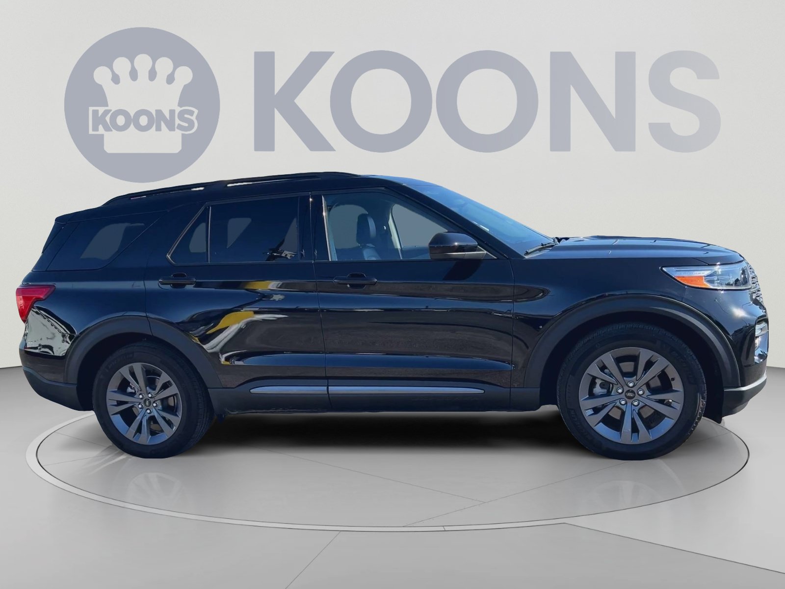 Used 2024 Ford Explorer XLT w/ Equipment Group 202A RWD image 2