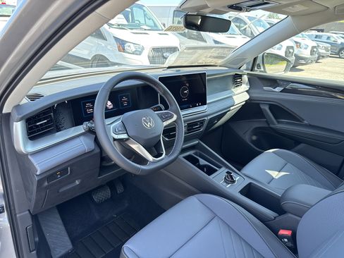 New 2025 Volkswagen Tiguan SE image 9