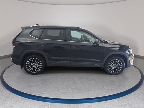 Certified 2025 Volkswagen Taos SE FWD image 4