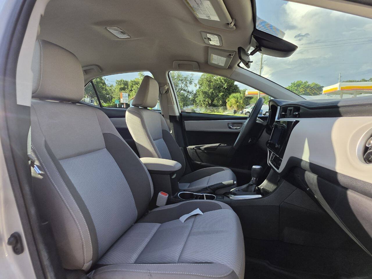 Used 2018 Toyota Corolla LE FWD image 17