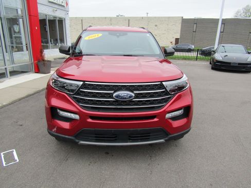 Used 2021 Ford Explorer XLT w/ Equipment Group 202A image 3