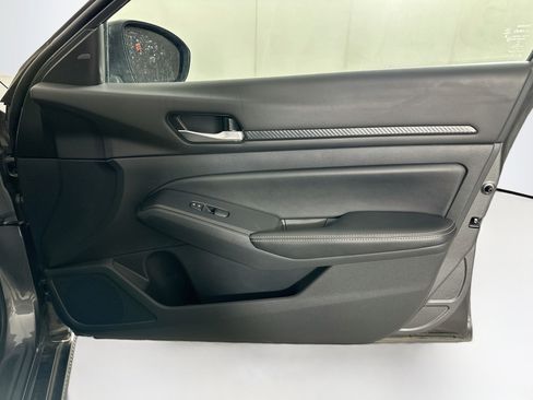 Used 2025 Nissan Altima 2.5 SV FWD image 30