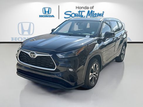 Used 2022 Toyota Highlander XLE image 3