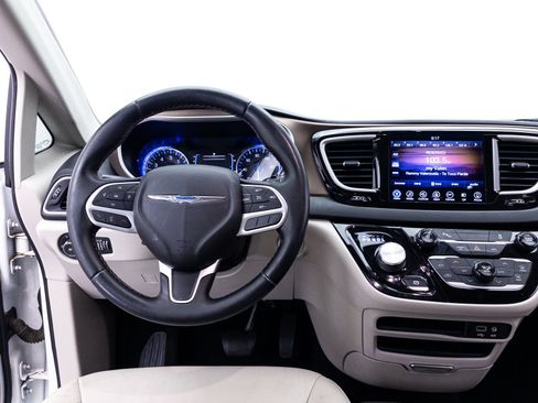 Used 2017 Chrysler Pacifica Touring-L w/ Tire & Wheel Group FWD image 5