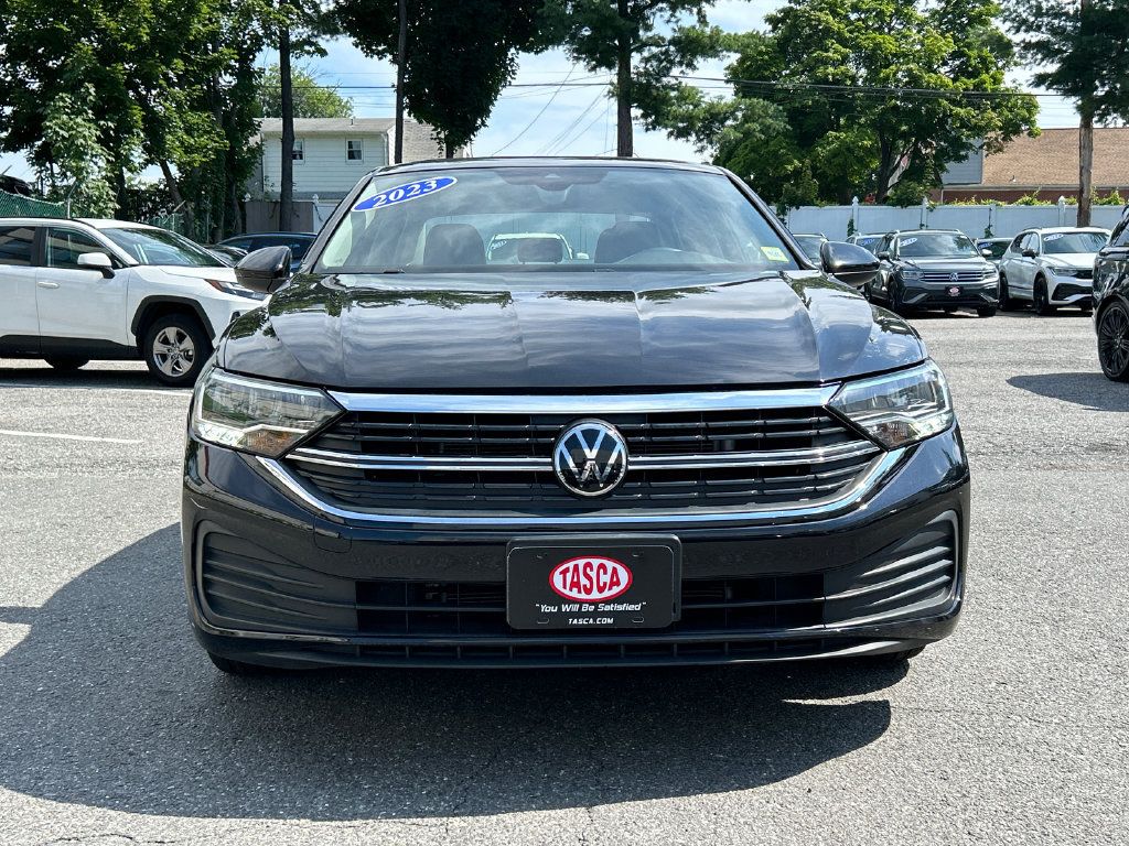 Used 2023 Volkswagen Jetta SE w/ Panoramic Sunroof Package FWD image 6