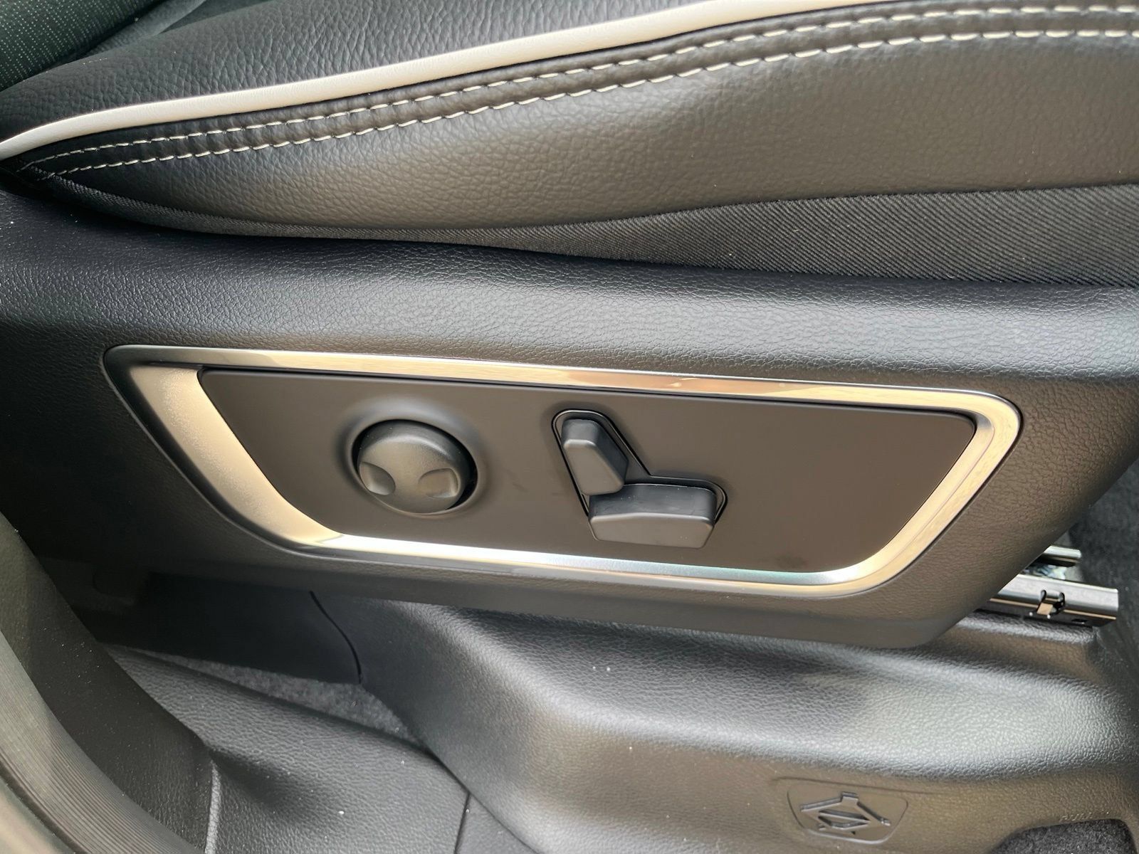 Used 2026 RAM 1500 Laramie AWD/4WD image 33