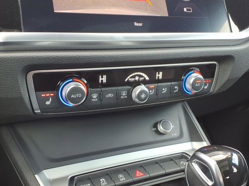 Used 2020 Audi Q3 2.0T Premium image 21