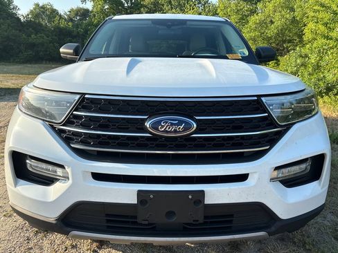 Used 2021 Ford Explorer XLT w/ Equipment Group 202A RWD image 2
