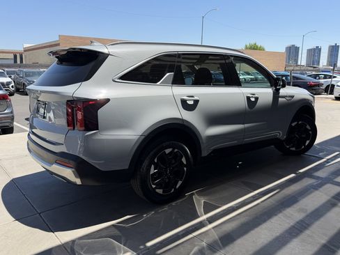 Used 2025 Kia Sorento S w/ Panoramic Sunroof Package FWD image 4
