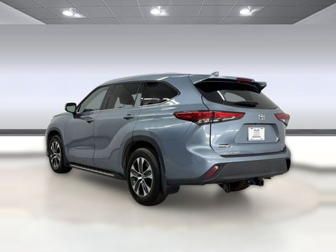 Used 2022 Toyota Highlander XLE FWD image 3