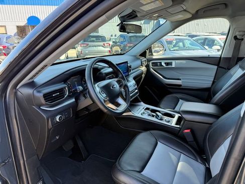Used 2022 Ford Explorer XLT w/ Equipment Group 202A image 3