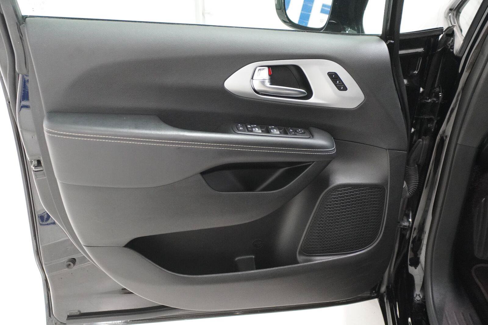 Used 2025 Chrysler Pacifica Limited FWD image 5