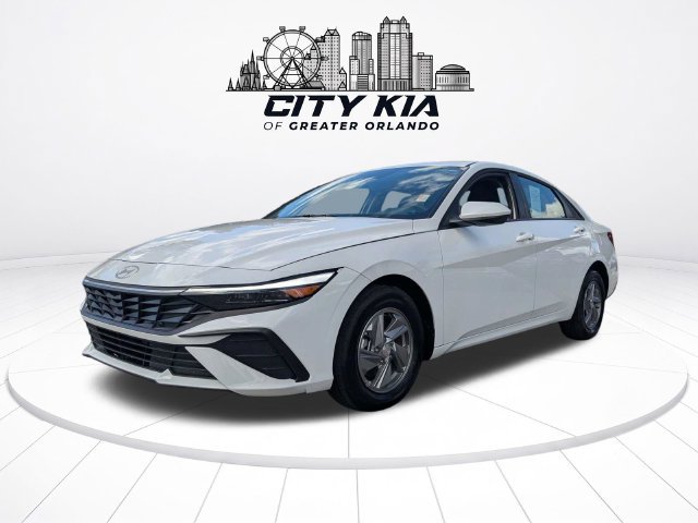 Used 2026 Hyundai Elantra SE FWD image 2