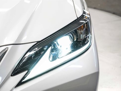 Used 2024 Lexus ES 350 image 7