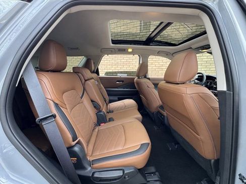 Used 2025 Nissan Pathfinder Platinum w/ Cargo Package image 17