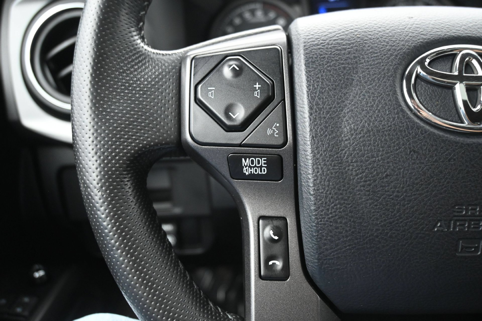 Used 2017 Toyota Tacoma TRD Sport w/ Premium & Technology Package AWD/4WD image 19