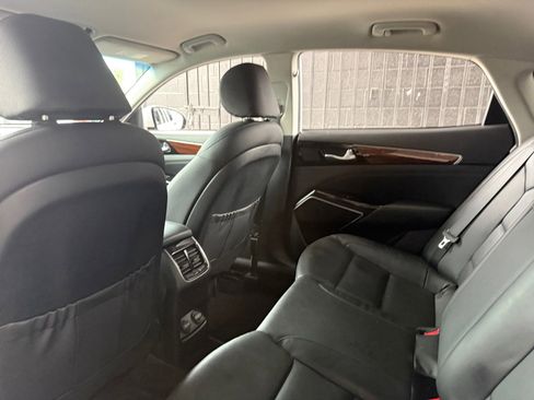 Used 2019 Kia Cadenza Premium image 14