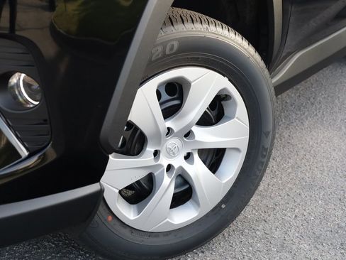 Used 2025 Toyota RAV4 LE image 9