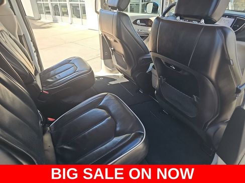 Used 2023 Chrysler Pacifica Limited FWD image 11