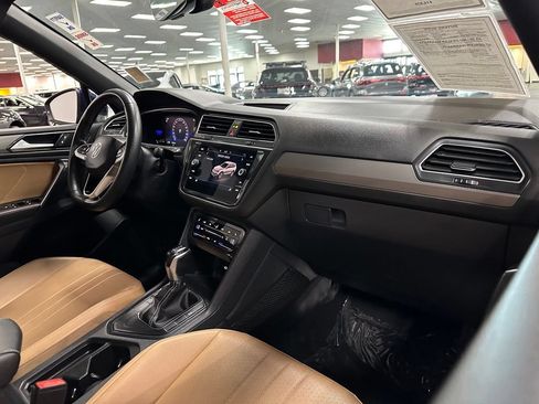 Used 2022 Volkswagen Tiguan SE FWD image 32
