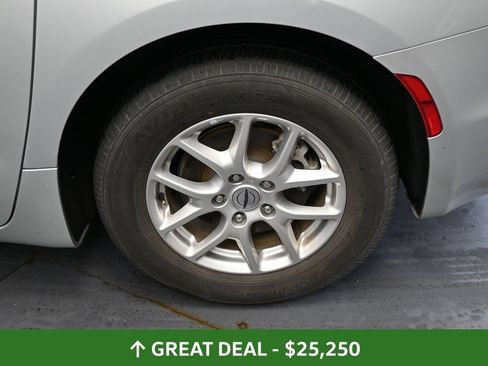 Used 2024 Chrysler Pacifica Touring-L FWD image 15