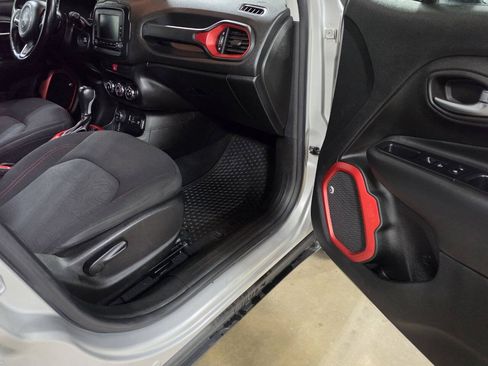 Used 2016 Jeep Renegade Trailhawk AWD/4WD image 16