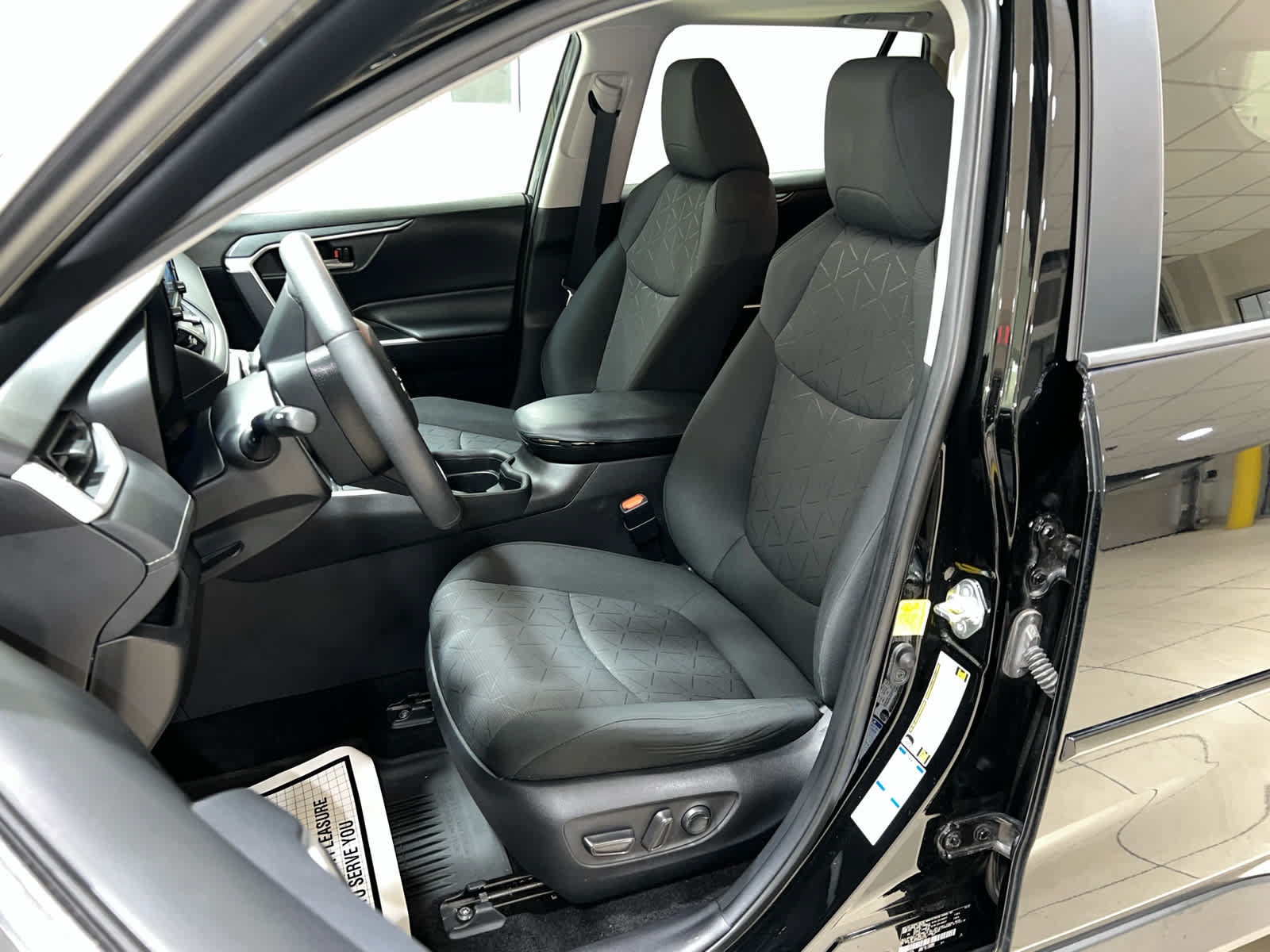 Used 2021 Toyota RAV4 XLE w/ Convenience Package AWD/4WD image 18