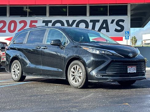 Used 2024 Toyota Sienna XLE image 8