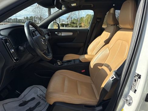 Used 2019 Volvo XC40 T5 Momentum image 13