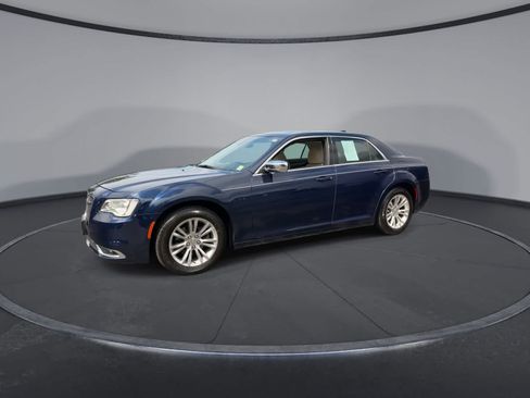 Used 2017 Chrysler 300 Limited w/ Value Package RWD image 4