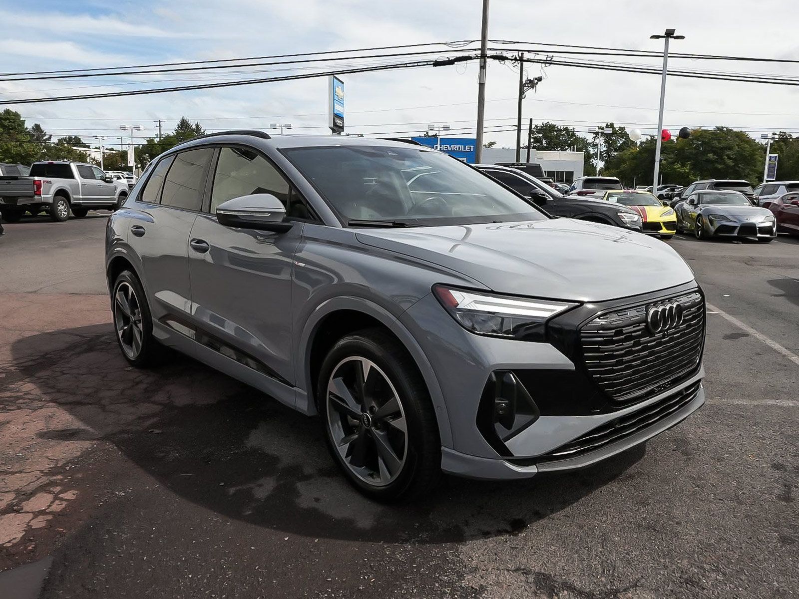 Used 2023 Audi Q4 e-tron Premium Plus w/ Premium Plus AWD/4WD image 3