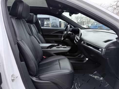 Used 2024 Cadillac Lyriq Sport image 34