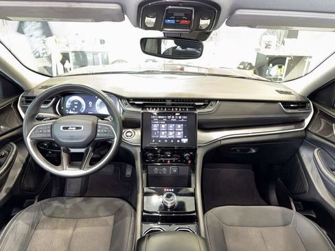 Used 2023 Jeep Grand Cherokee Laredo RWD image 11