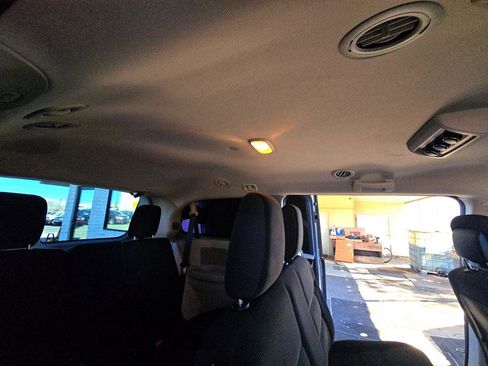 Used 2018 Dodge Grand Caravan SE w/ UConnect Hands-Free Group image 25