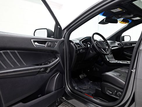 Used 2019 Ford Edge ST w/ Convenience Package AWD/4WD image 4