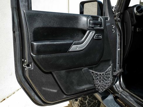 Used 2018 Jeep Wrangler Unlimited Sahara image 41