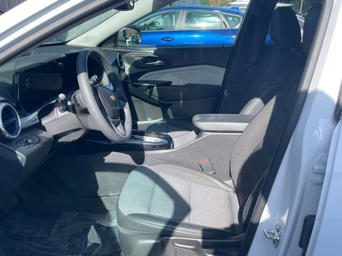 Used 2025 Chevrolet Trax LT image 24