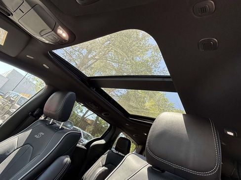 New 2026 Chrysler Pacifica Limited w/ Uconnect Theater Family Group FWD image 31