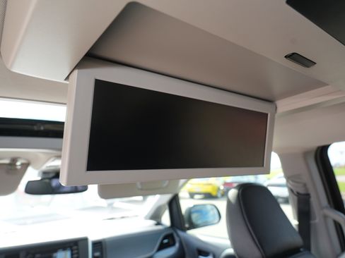 Used 2020 Toyota Sienna SE Premium w/ Nightshade Edition FWD image 24