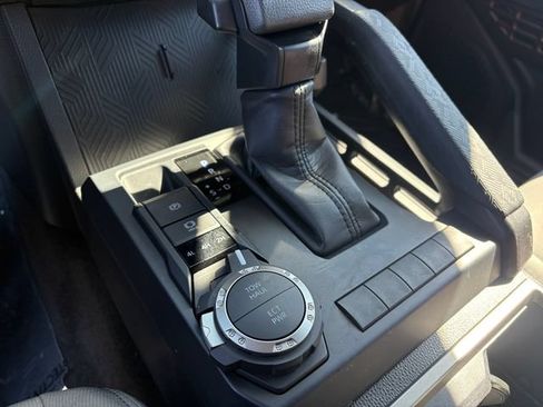 Certified 2025 Toyota Tacoma SR5 AWD/4WD image 22