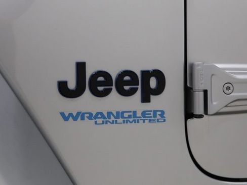 Used 2022 Jeep Wrangler Unlimited Sahara AWD/4WD image 13