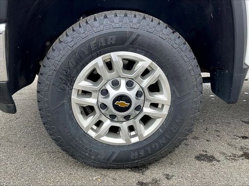 Used 2024 Chevrolet Silverado 2500 LT w/ Convenience Package image 7