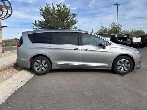 Used 2020 Chrysler Pacifica Limited w/ Advanced Safetytec Group image 2