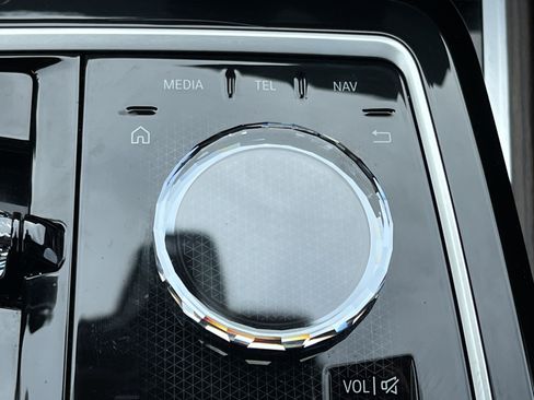 Used 2025 BMW 740i xDrive image 8