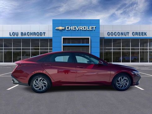 Used 2023 Nissan Rogue SV image 9