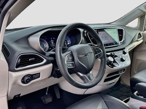 Used 2023 Chrysler Pacifica Touring-L FWD image 9