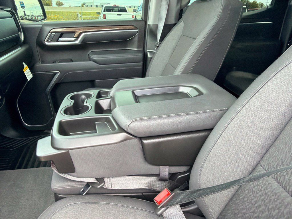 Used 2025 Chevrolet Silverado 1500 LT AWD/4WD image 21
