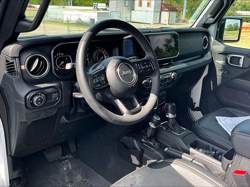 Used 2025 Jeep Gladiator Sport AWD/4WD image 4